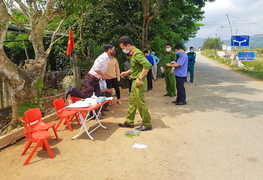 hanh hung nhan vien chot kiem dich Covid-19 anh 1