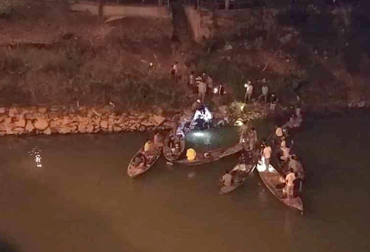 Nam sinh lop 12 nhay xuong song Vu Gia tu tu hinh anh