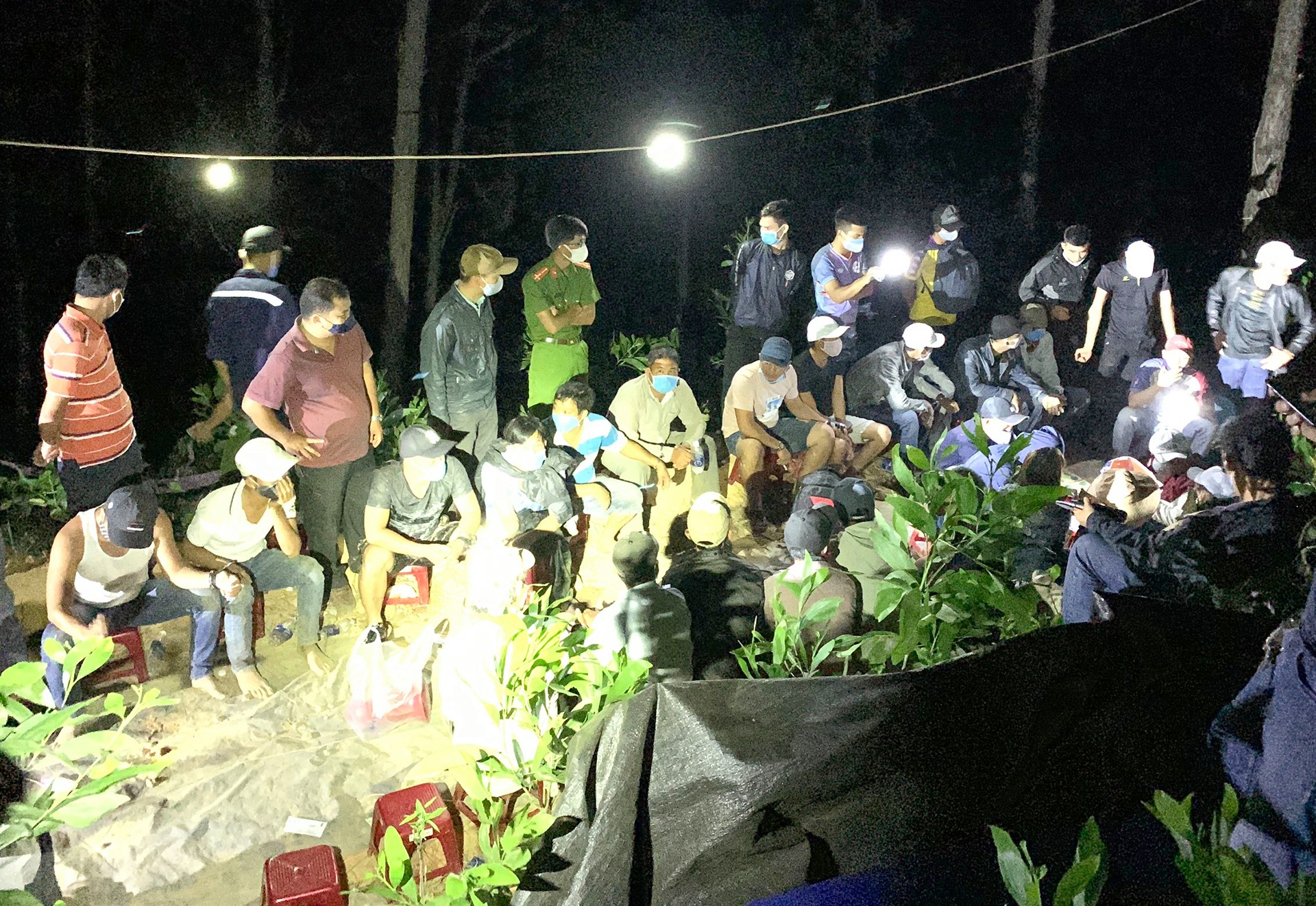 41 nguoi danh xoc dia giua dich Covid-19 hinh anh