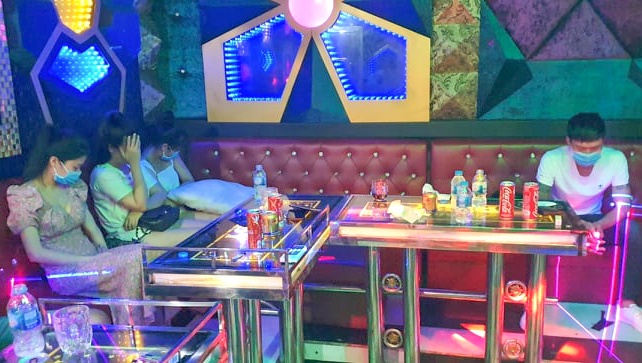 11 nguoi su dung ma tuy tai quan karaoke giua mua dich hinh anh