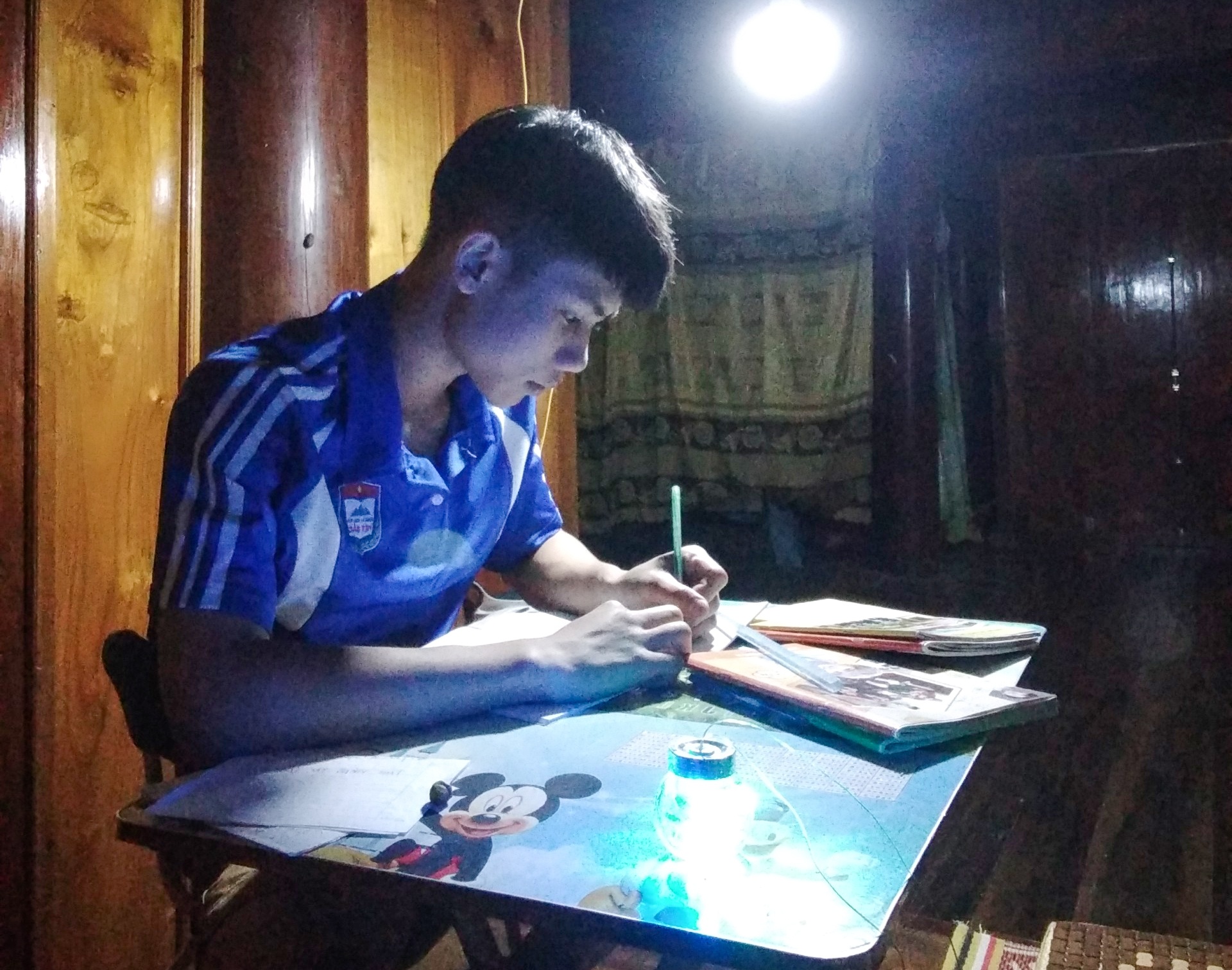 di hoc trong mua dich Covid-19 anh 1