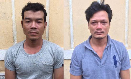 Khoi to 2 nguoi danh canh sat o chot kiem dich hinh anh
