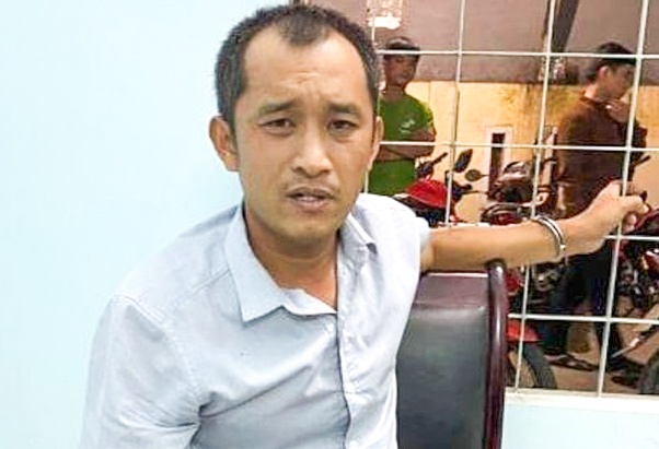 Khoi to nguoi dan ong dung bua danh tinh nhan hinh anh