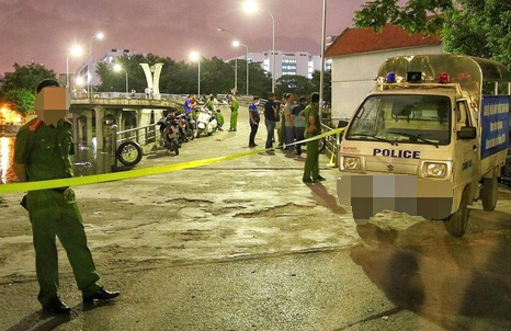 Dua thi the nguoi dan ong den tru so UBND xa yeu cau lam ro hinh anh