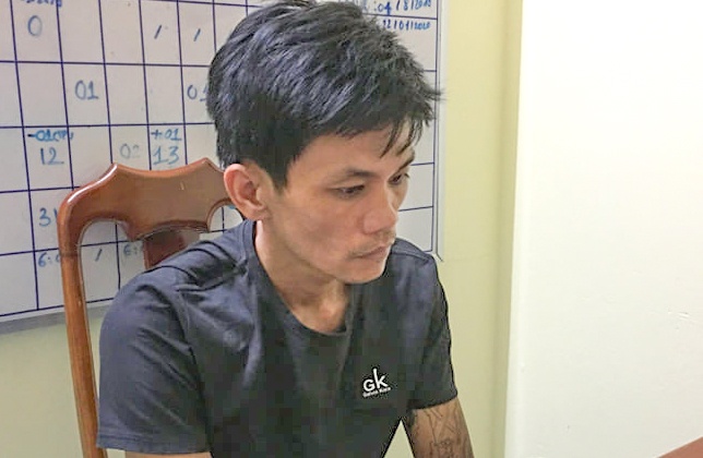 Nguoi hanh hung nu nhan vien chot kiem dich ra dau thu hinh anh