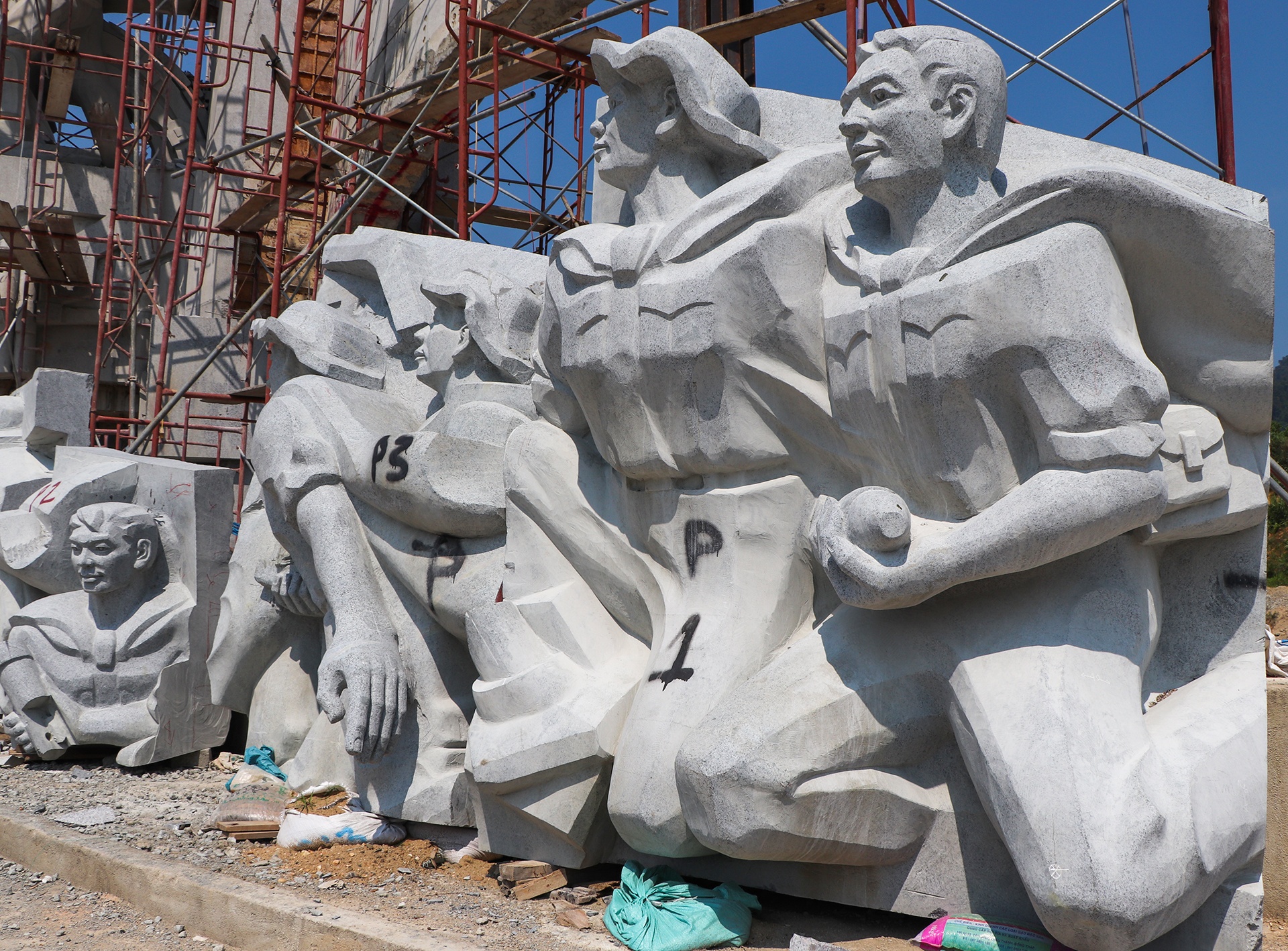 Tuong dai tien ty anh 9