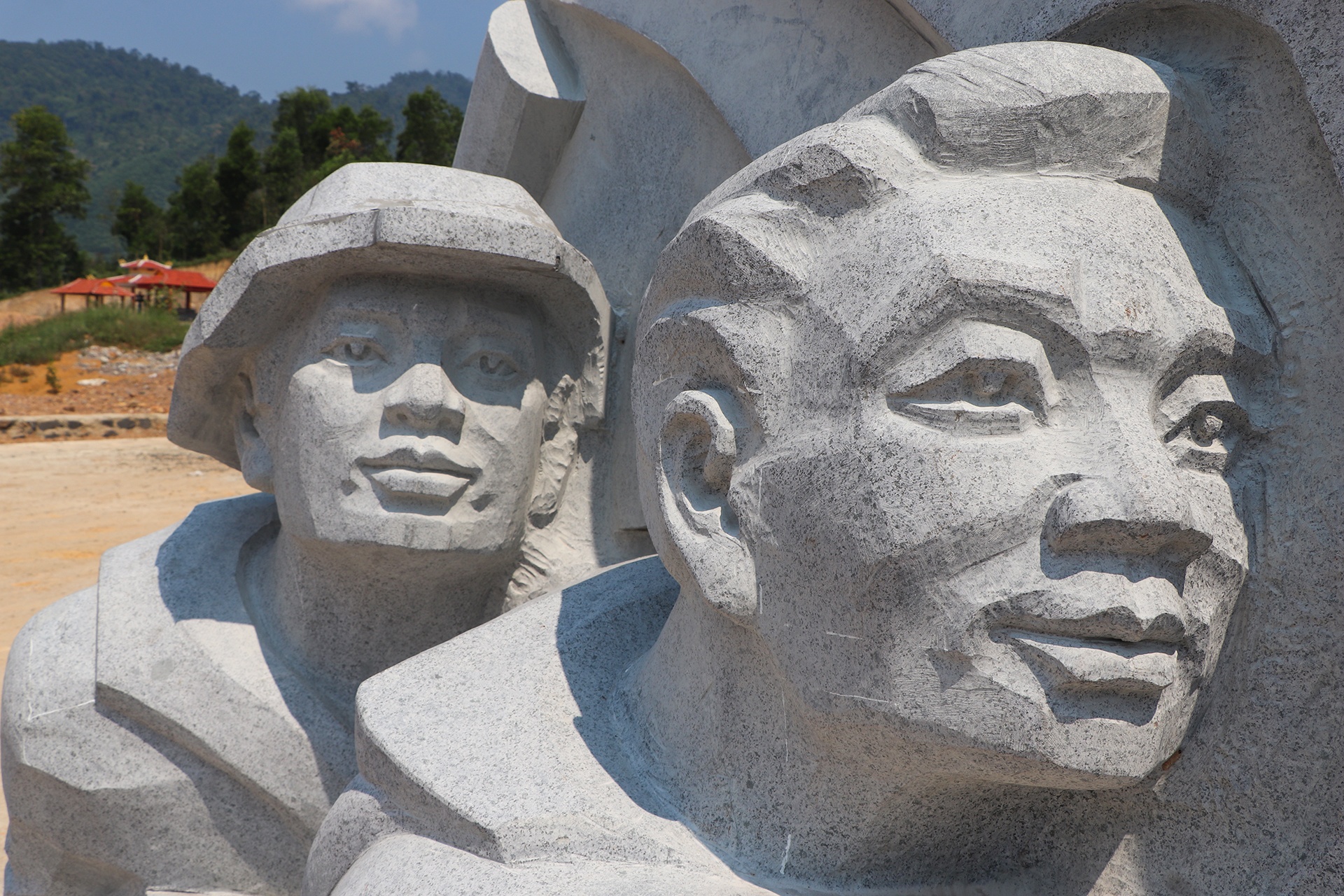 Tuong dai tien ty anh 6