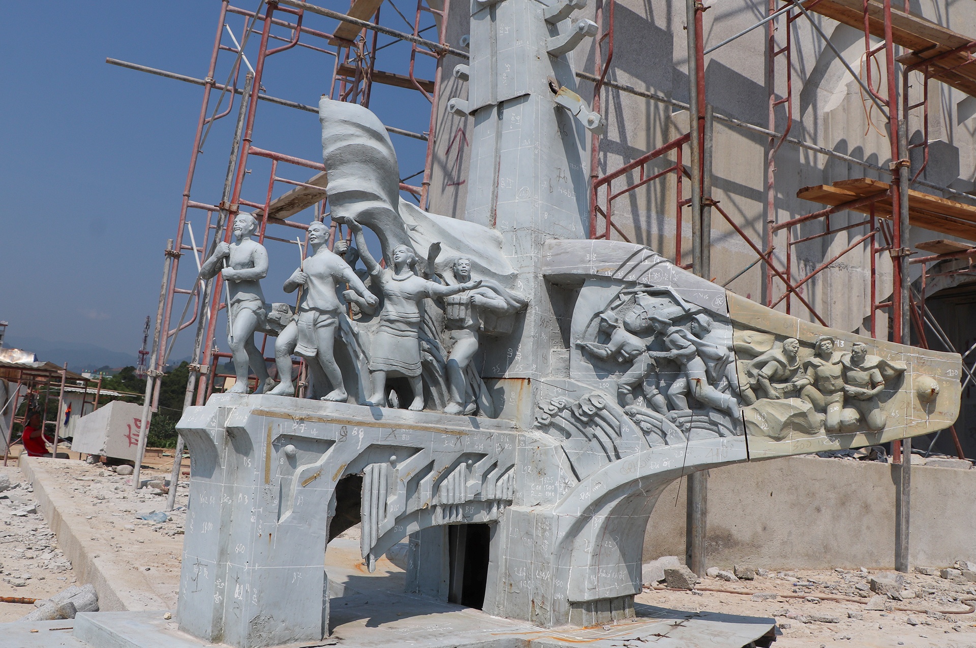 Huyen ngheo chi 14 ty xay tuong dai chien thang hinh anh