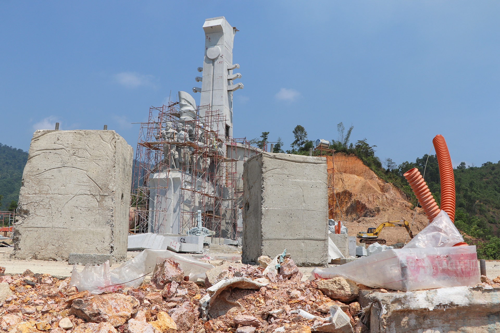 Tuong dai tien ty anh 2