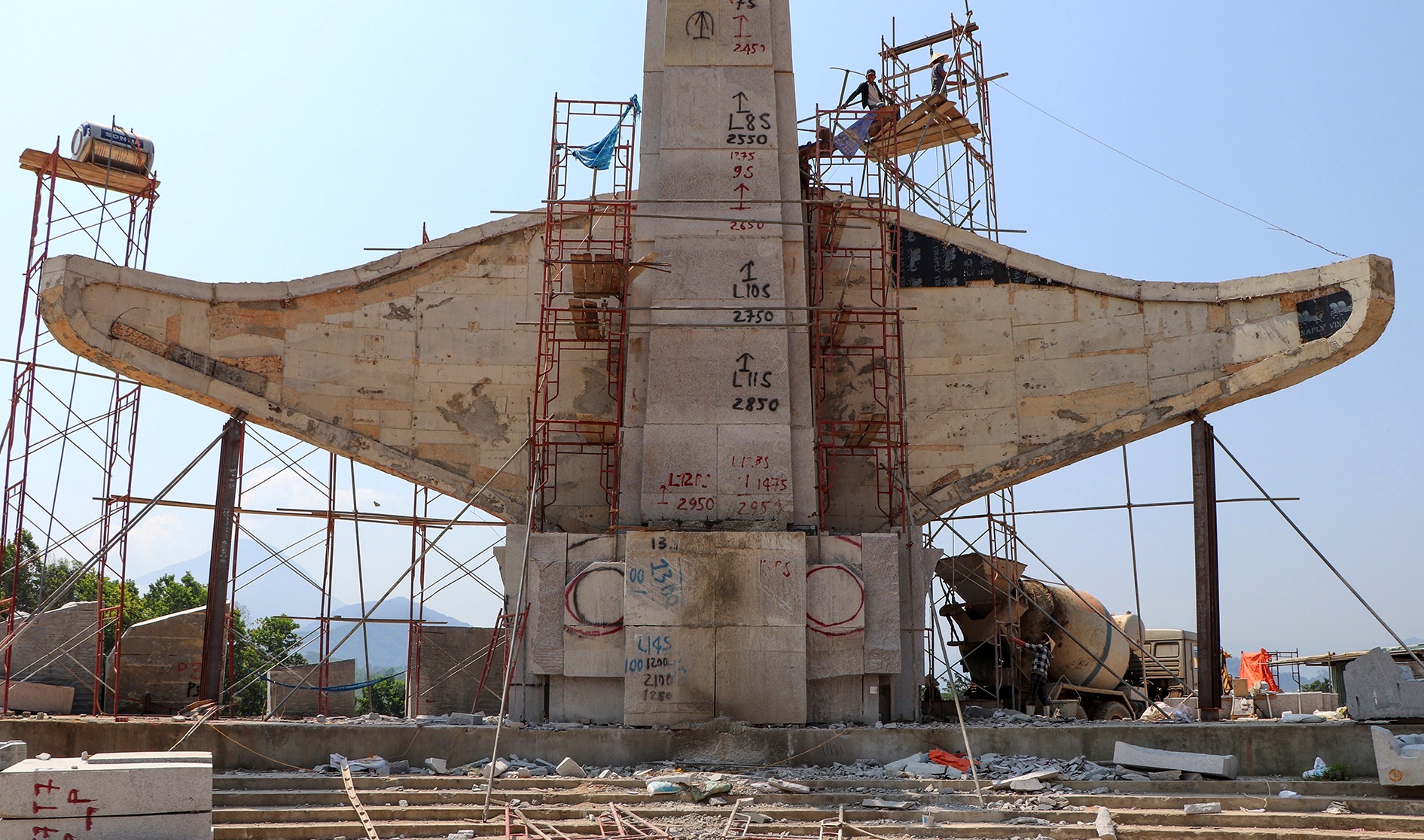 Tuong dai tien ty anh 8