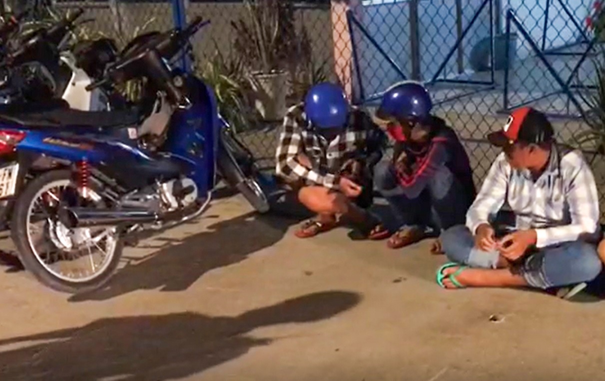 Canh sat bat nhom dua xe, tong gay chan thieu ta hinh anh