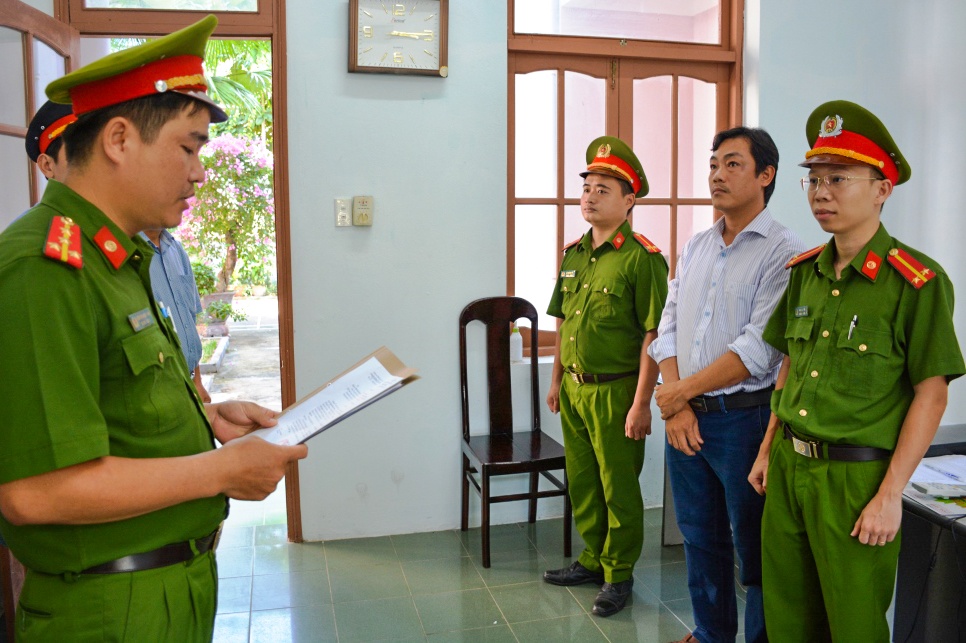 Truong va pho phong Chi cuc Thuy san nhan hoi lo hinh anh