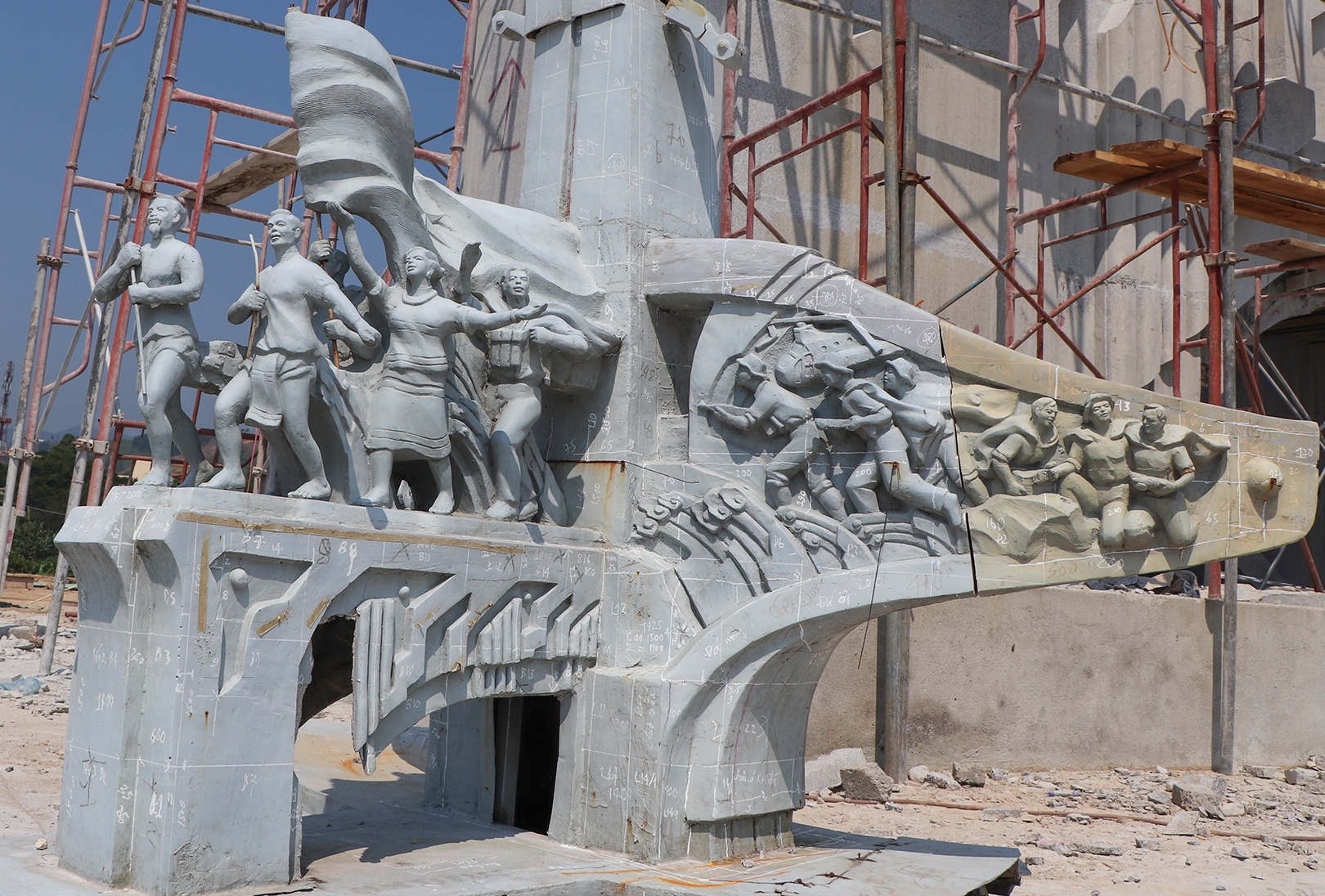 Yeu cau huyen ngheo bao cao viec xay tuong dai 14 ty hinh anh