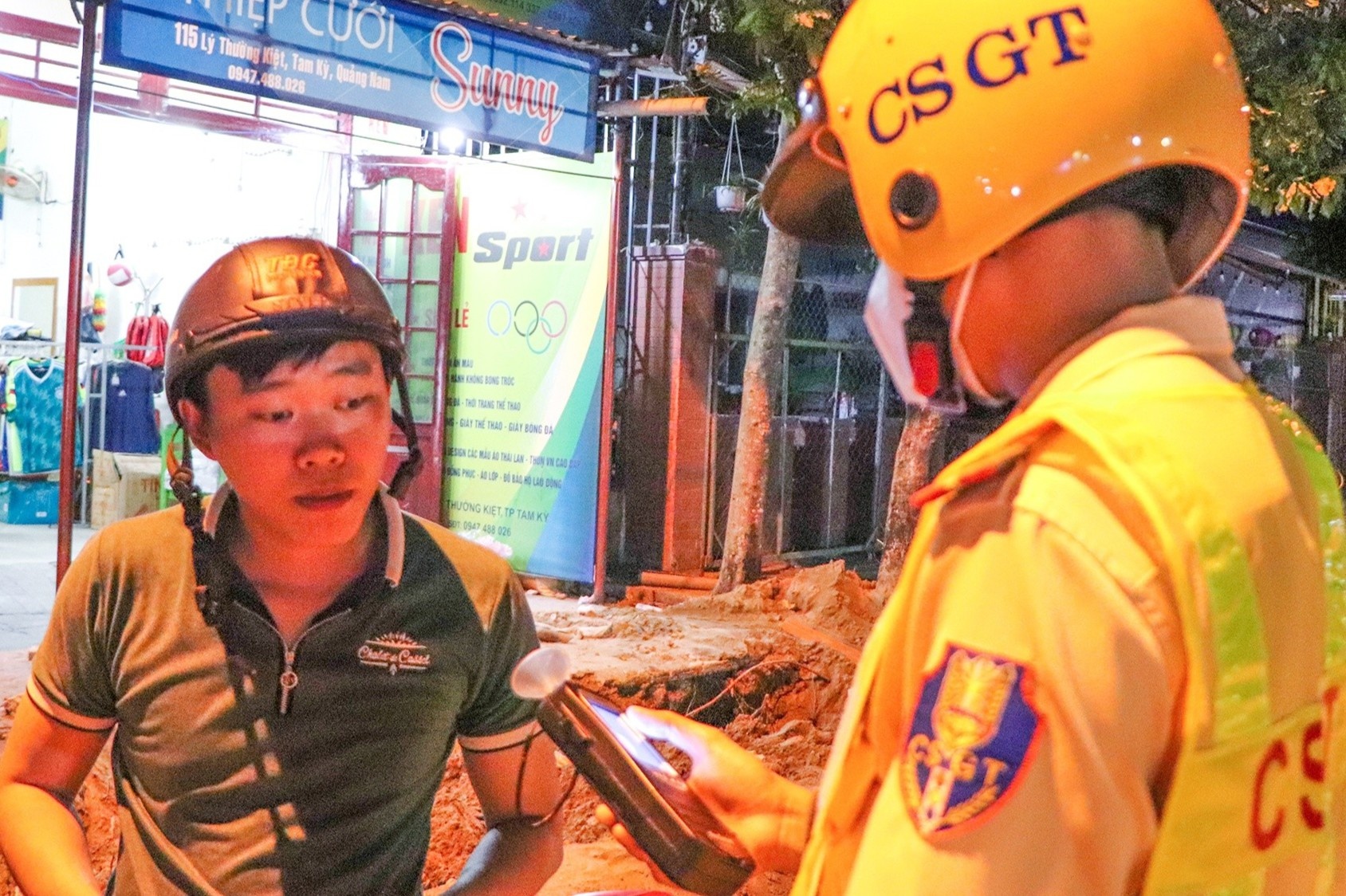 Uong 2 lon bia, bi tuoc giay phep lai xe 11 thang hinh anh