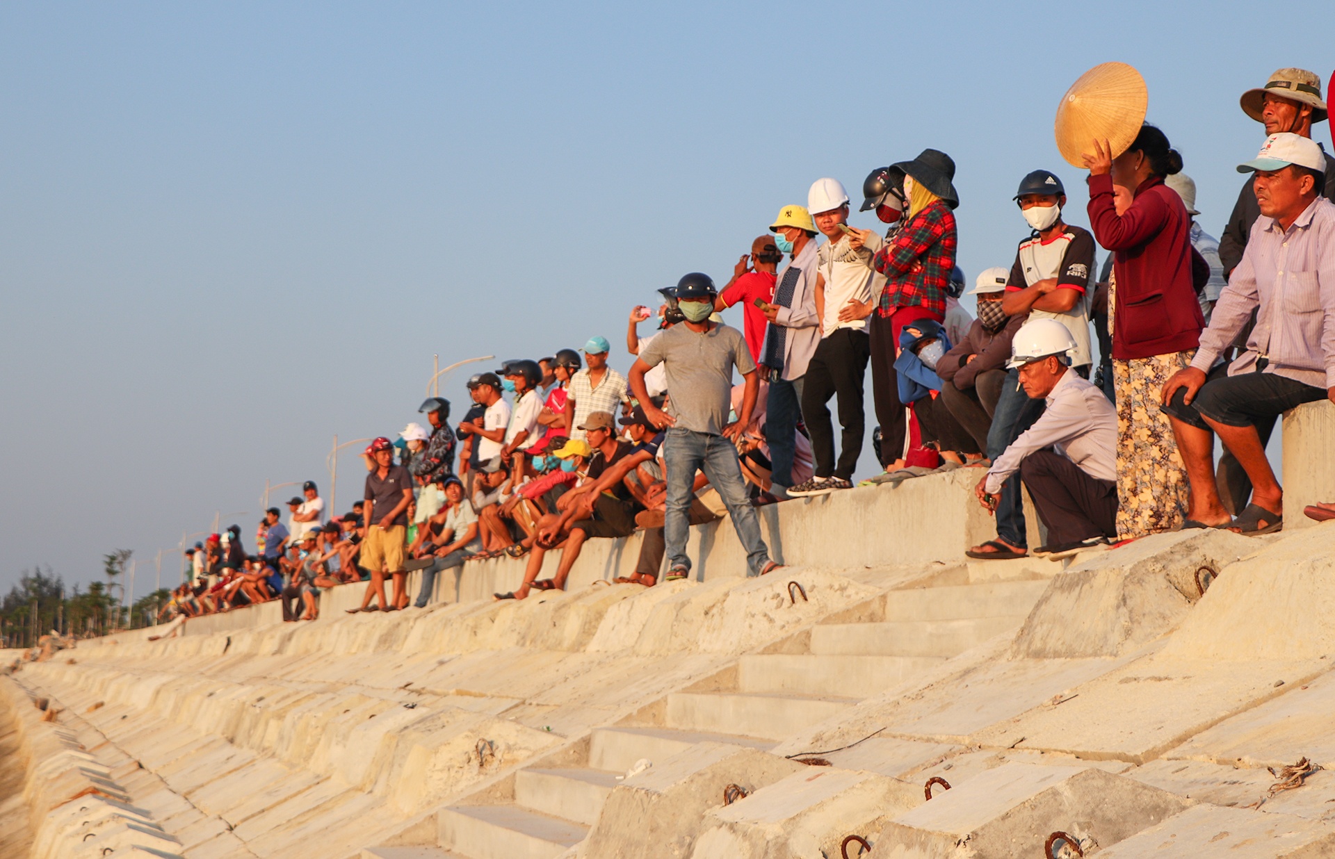 lat ghe tren song thu bon anh 1