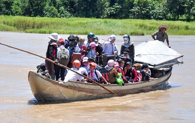 Lat ghe cho 11 nguoi tren song Thu Bon, 5 nguoi mat tich hinh anh