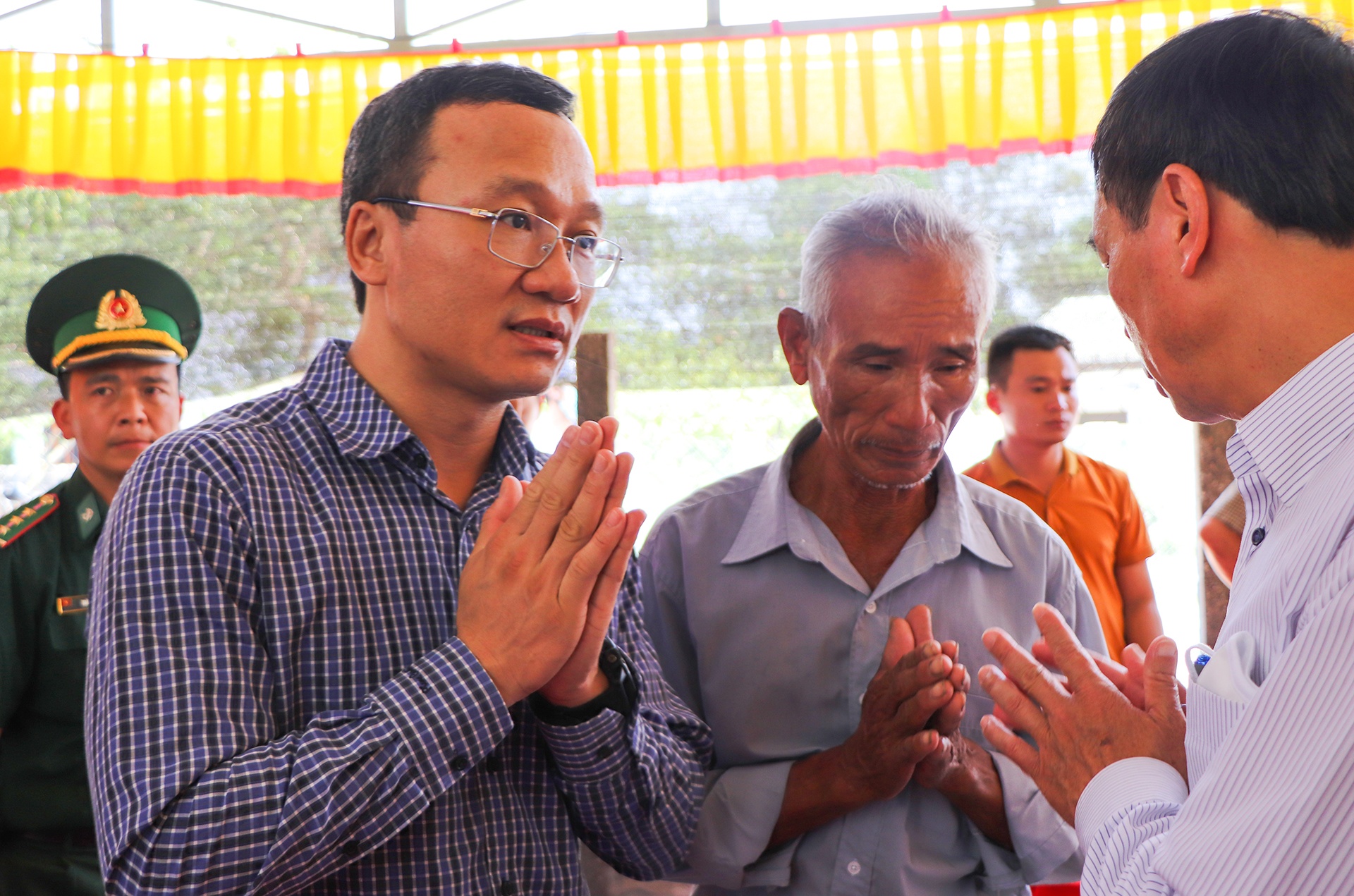 Pho chu tich Uy ban ATGT Quoc gia den hien truong vu lat ghe tren song hinh anh