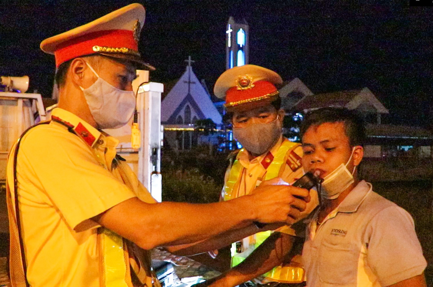 Bi phat vi vi pham nong do con, thanh nien 'xin' CSGT bo qua hinh anh