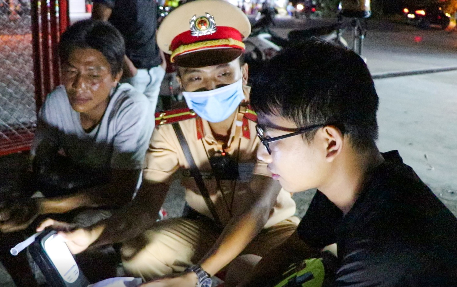 Bi phat vi vi pham nong do con, nam thanh nien noi chi uong nuoc ngot hinh anh