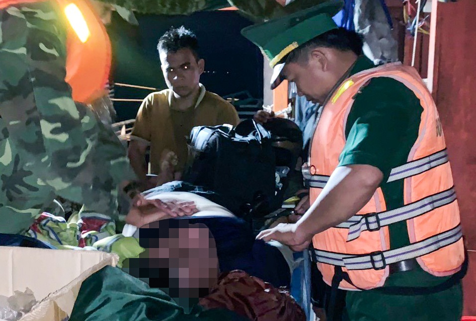 Ngu dan bi dien giat chet khi cau muc hinh anh