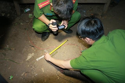 Chong bi tam giu sau cai chet cua vo hinh anh