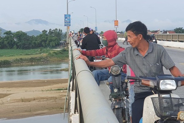 Lan tim thanh nien 28 tuoi nhay xuong song Thu Bon hinh anh