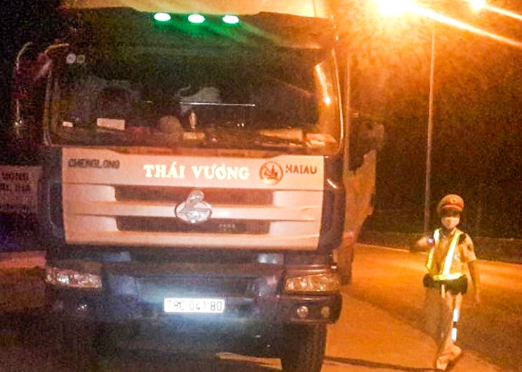 Tai xe cho hang qua tai co thu tren xe 5 gio bi phat 36 trieu dong hinh anh