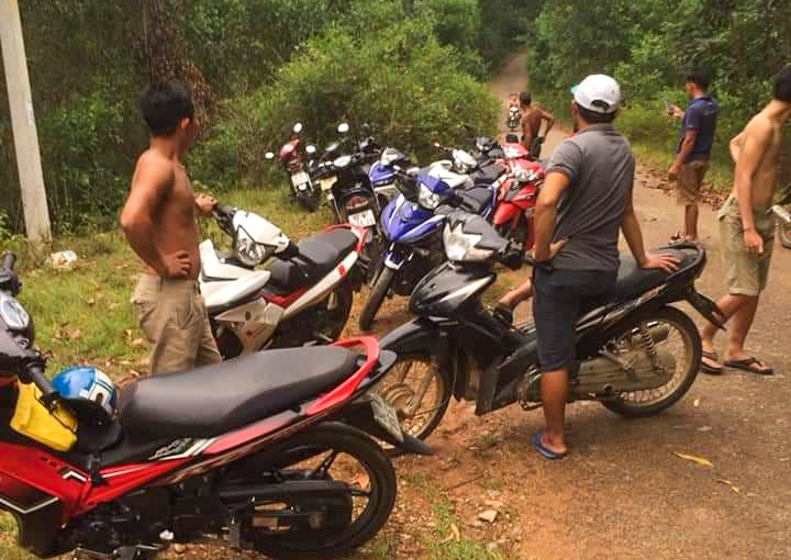 hai hoc sinh lop 12 duoi nuoc anh 1