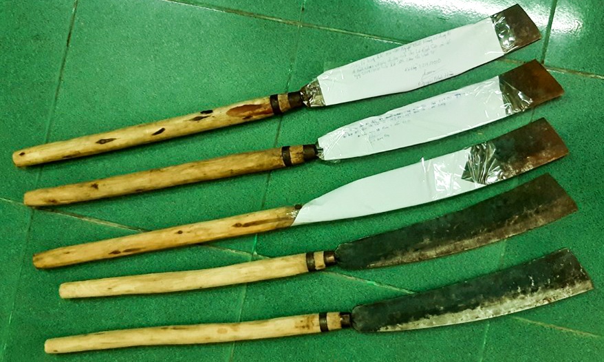 Nhom thanh nien cam dao duoi chem nguoi vi mau thuan tien bac hinh anh