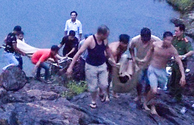 Tam ho Phu Ninh, 2 hoc sinh lop 12 duoi nuoc hinh anh