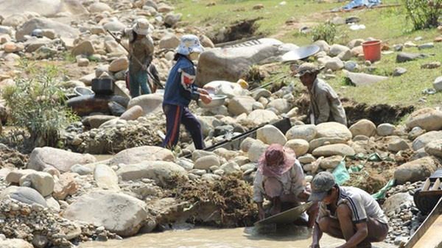 Khoi to nam thanh nien dam chet phu vang hinh anh