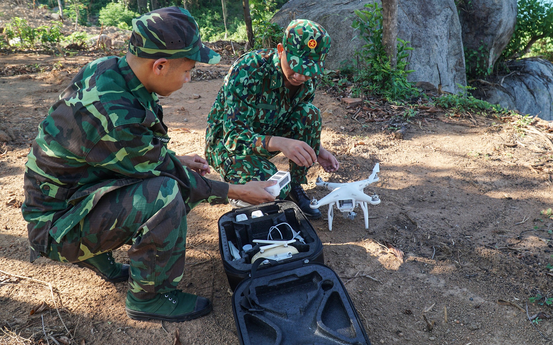 Cong an va quan doi rut khoi Hai Van khi truy tim ke tron trai giam hinh anh