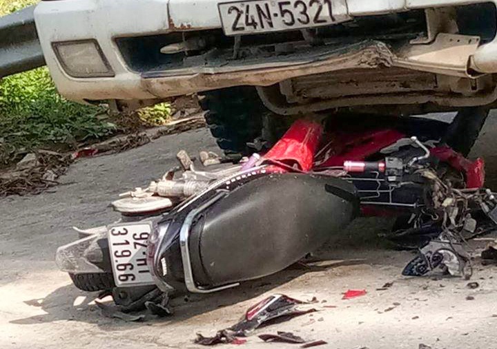 Va cham truc dien xe tai, 2 nguoi di xe may tu vong hinh anh
