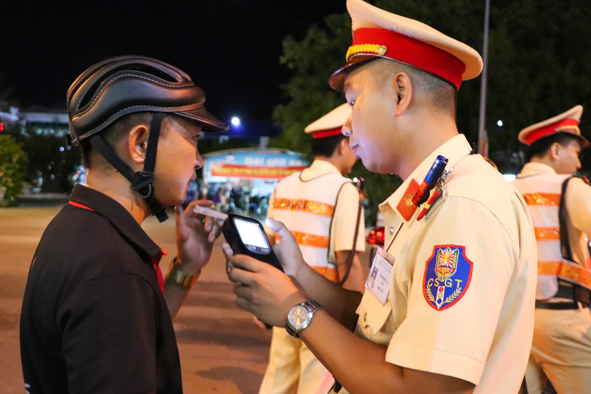 Lai xe khong mu bao hiem quay dau xe khi thay chot do nong do con hinh anh