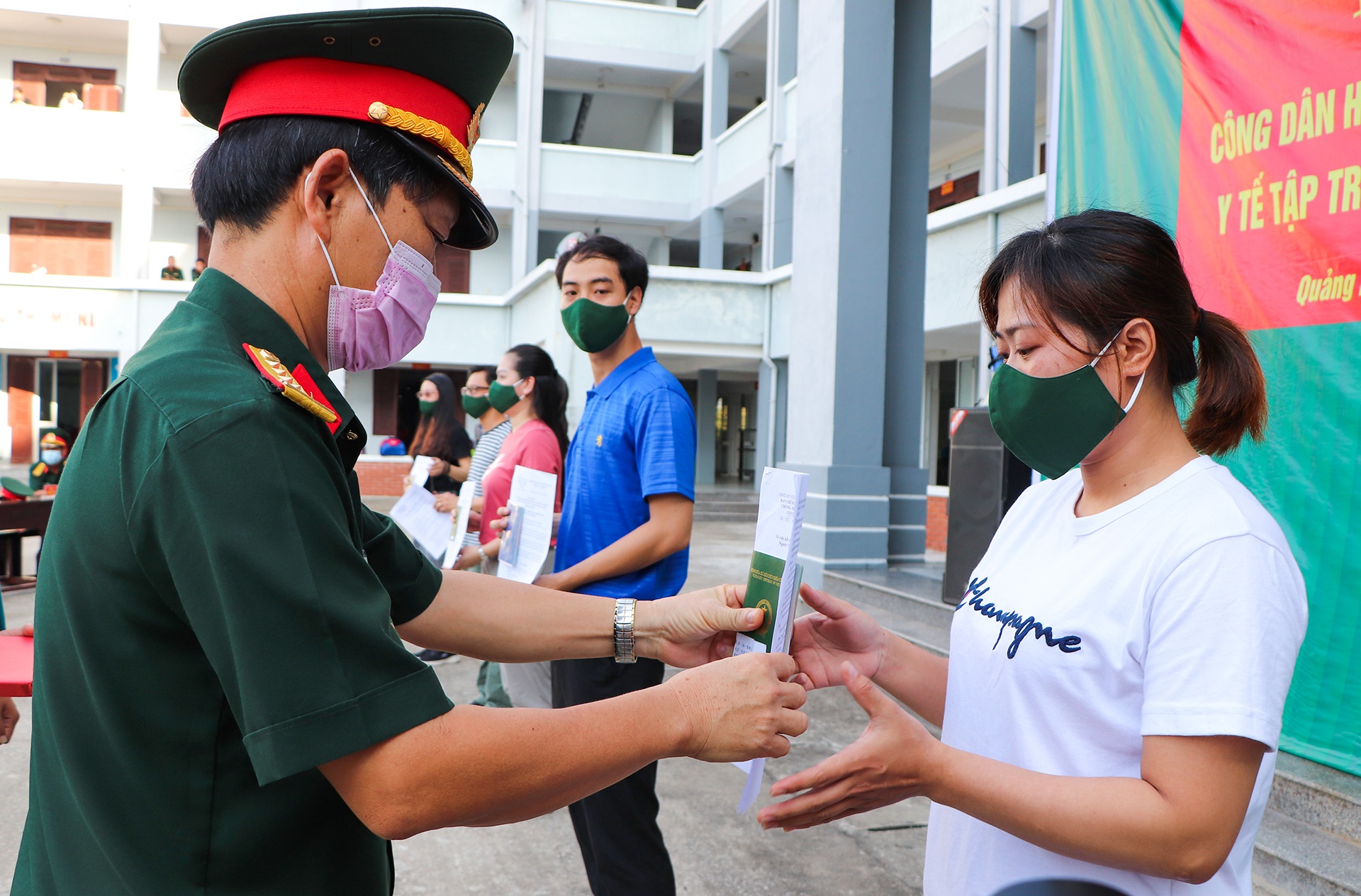 Ba bau hanh phuc, gui loi cam on can bo khu cach ly hinh anh