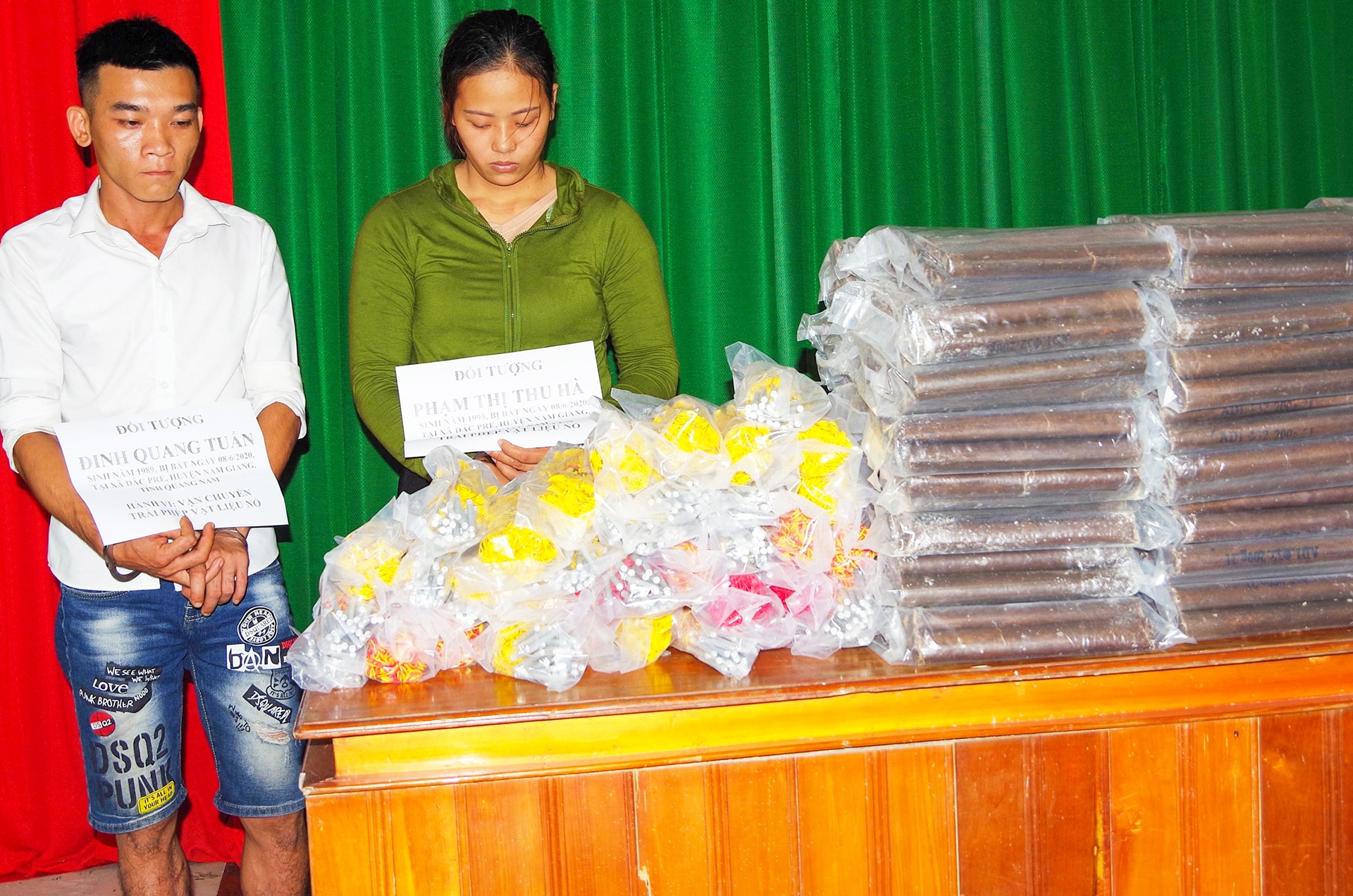 Doi nam nu van chuyen hang nghin kip no hinh anh