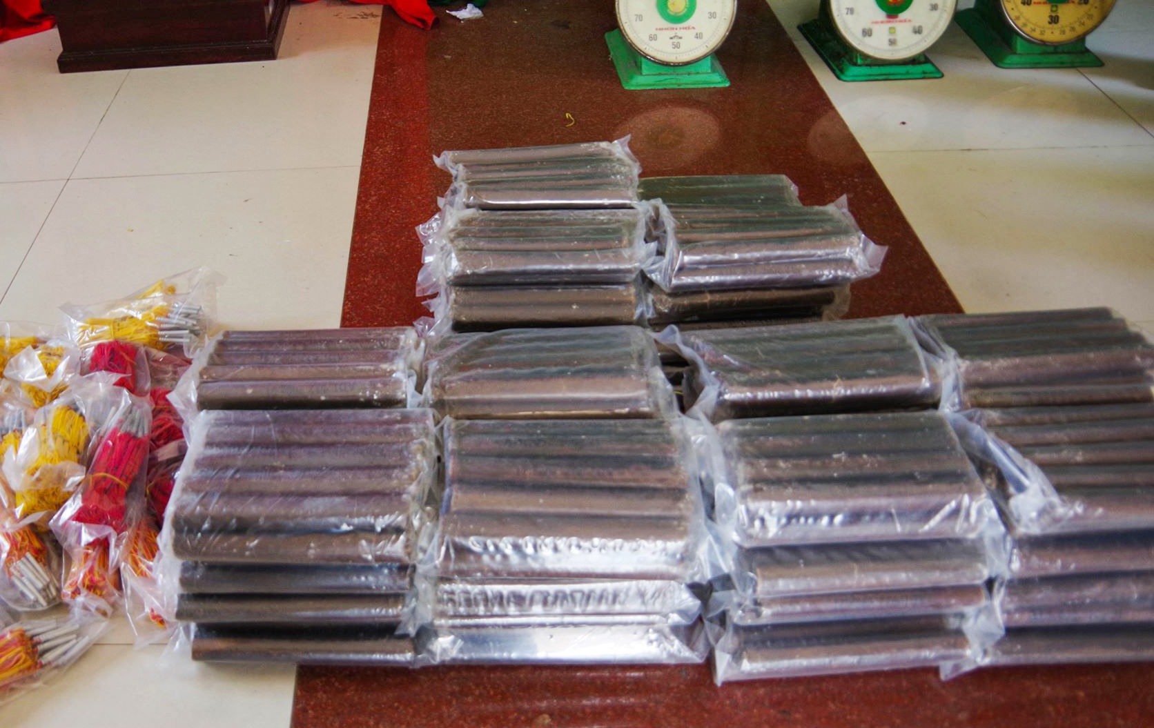Doi nam nu van chuyen gan 100 kg thuoc no hinh anh