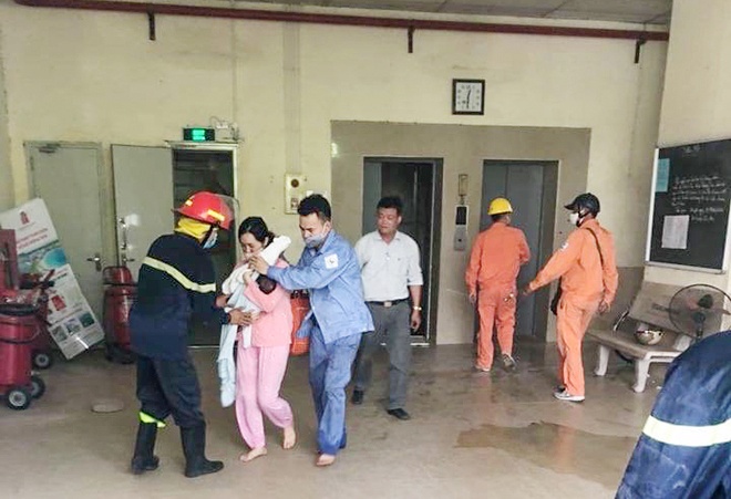 cuu nhieu nguoi mac ket trong dam chay anh 1