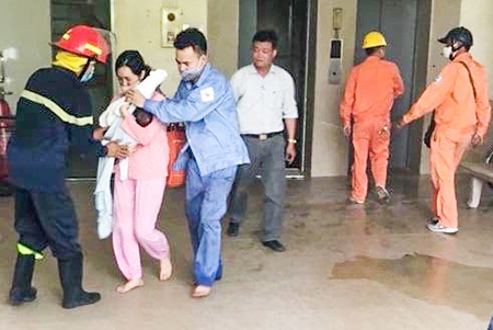 Mo thang may giai cuu 4 nguoi mac ket trong dam chay chung cu hinh anh