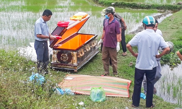 Mot nguoi bi tau hoa can tu vong trong dem hinh anh