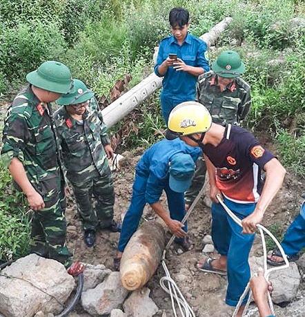 pha huy qua bom 350 kg anh 1