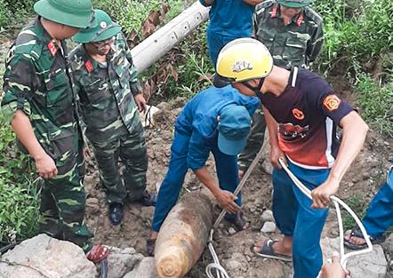 Dua qua bom dai 1,2 m o trai giam di pha huy hinh anh