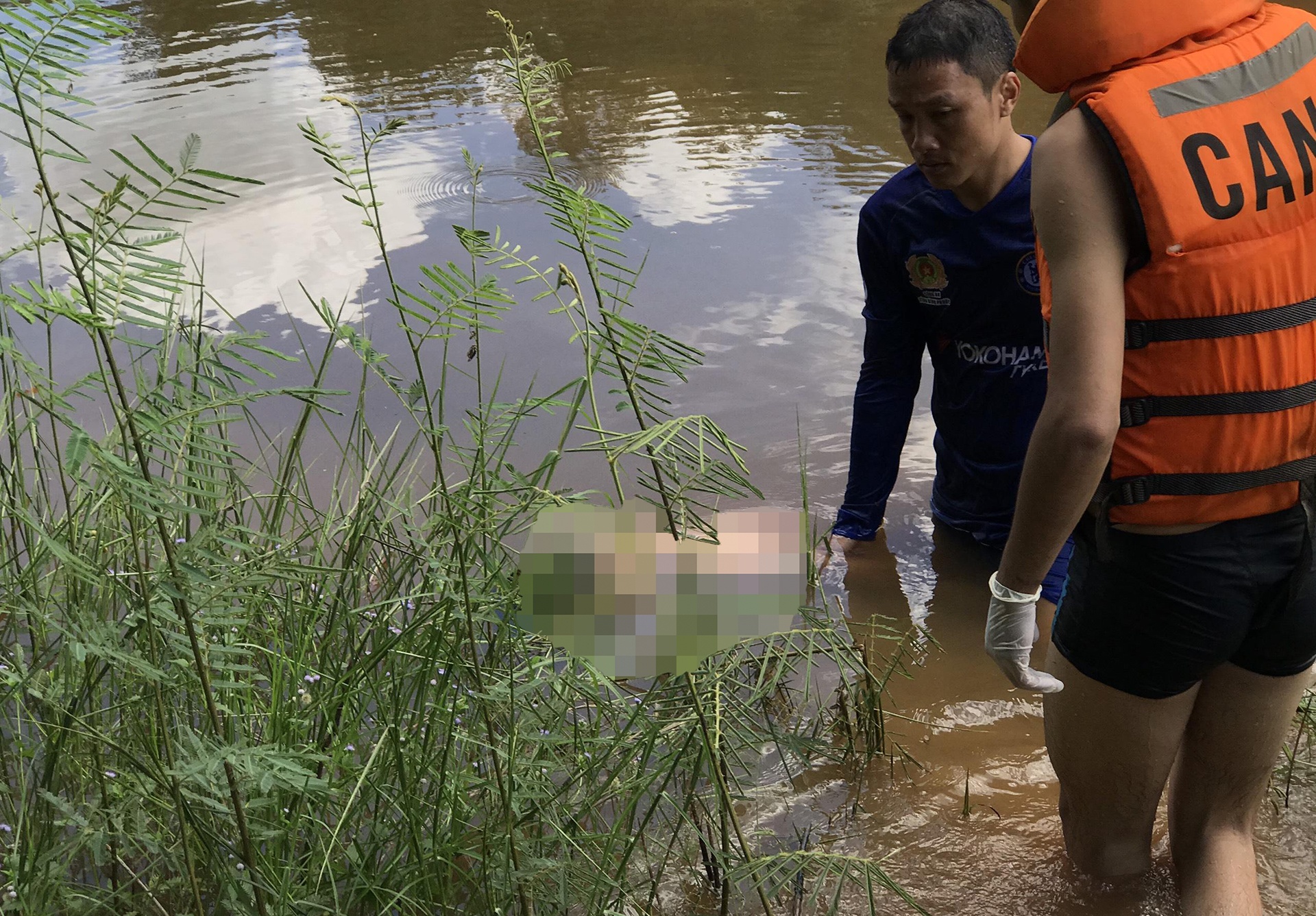 nam thanh nien duoi nuoc anh 1