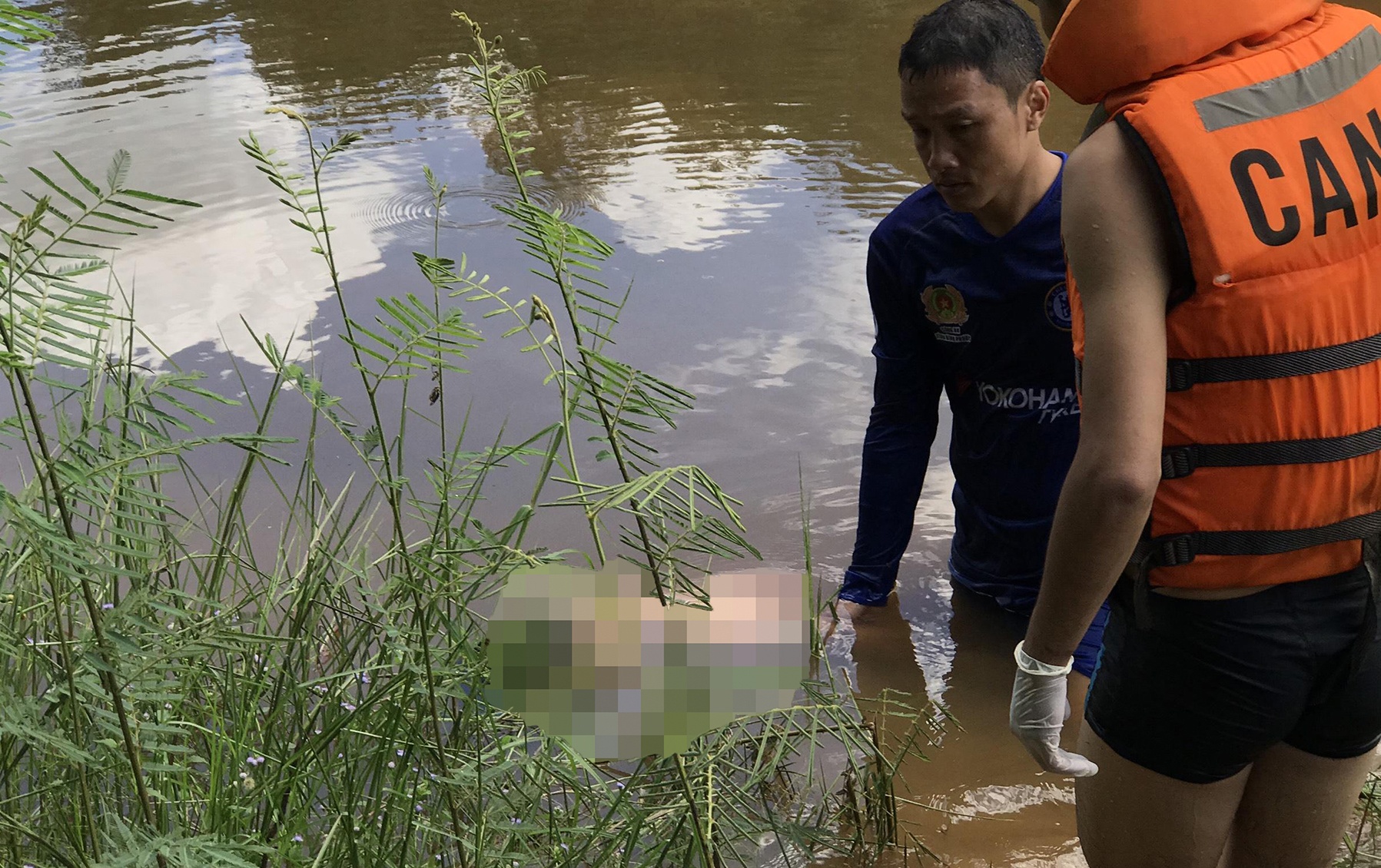 Di danh ca, nam thanh nien duoi nuoc tu vong hinh anh