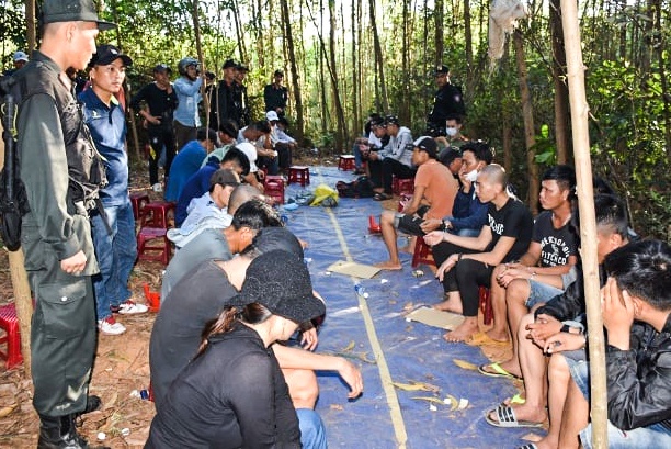 Bat qua tang 28 nguoi choi xoc dia trong rung hinh anh