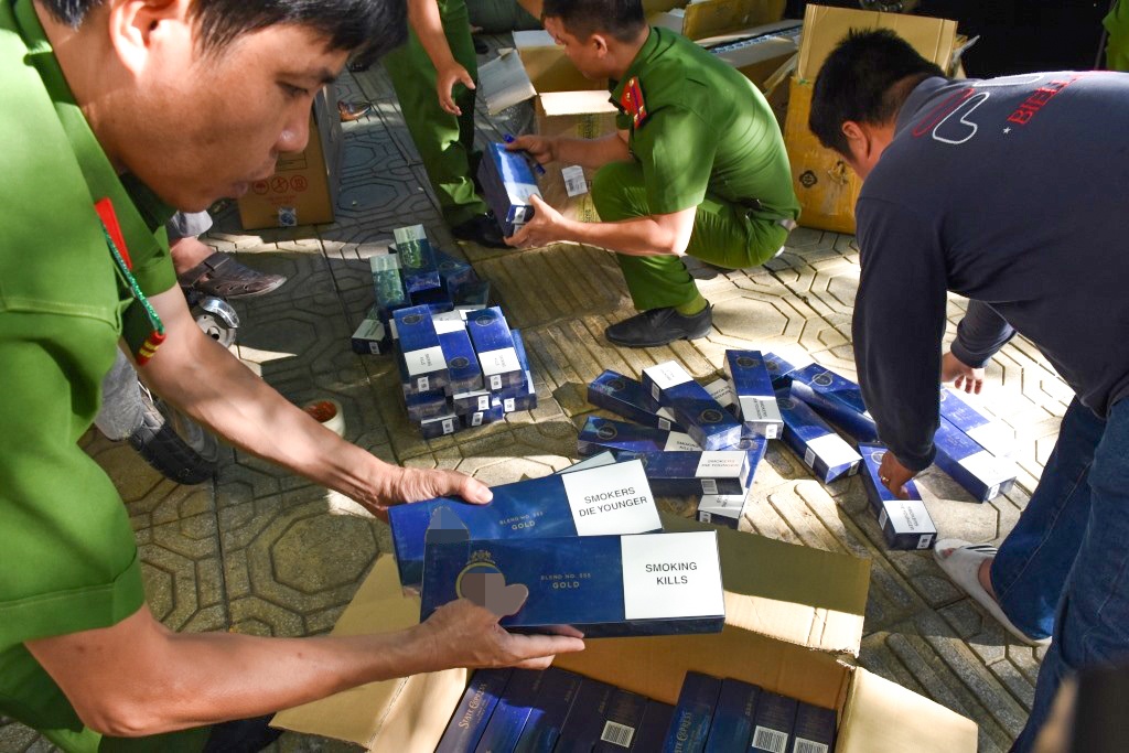 Bat xe khach cho 2.750 bao thuoc la khong ro nguon goc hinh anh