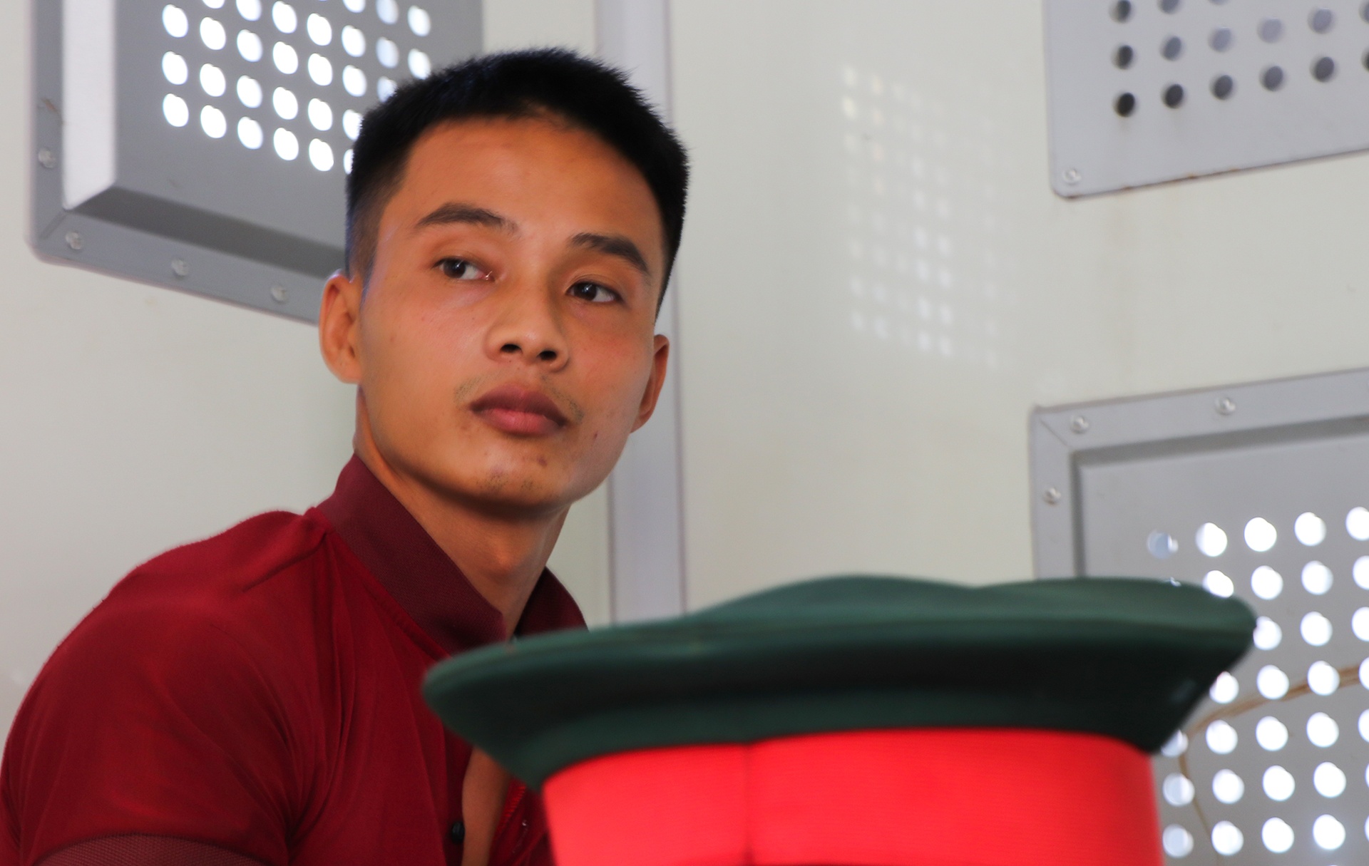 Trao giay khen cho 3 nguoi dan giup canh sat bat Trieu Quan Su hinh anh