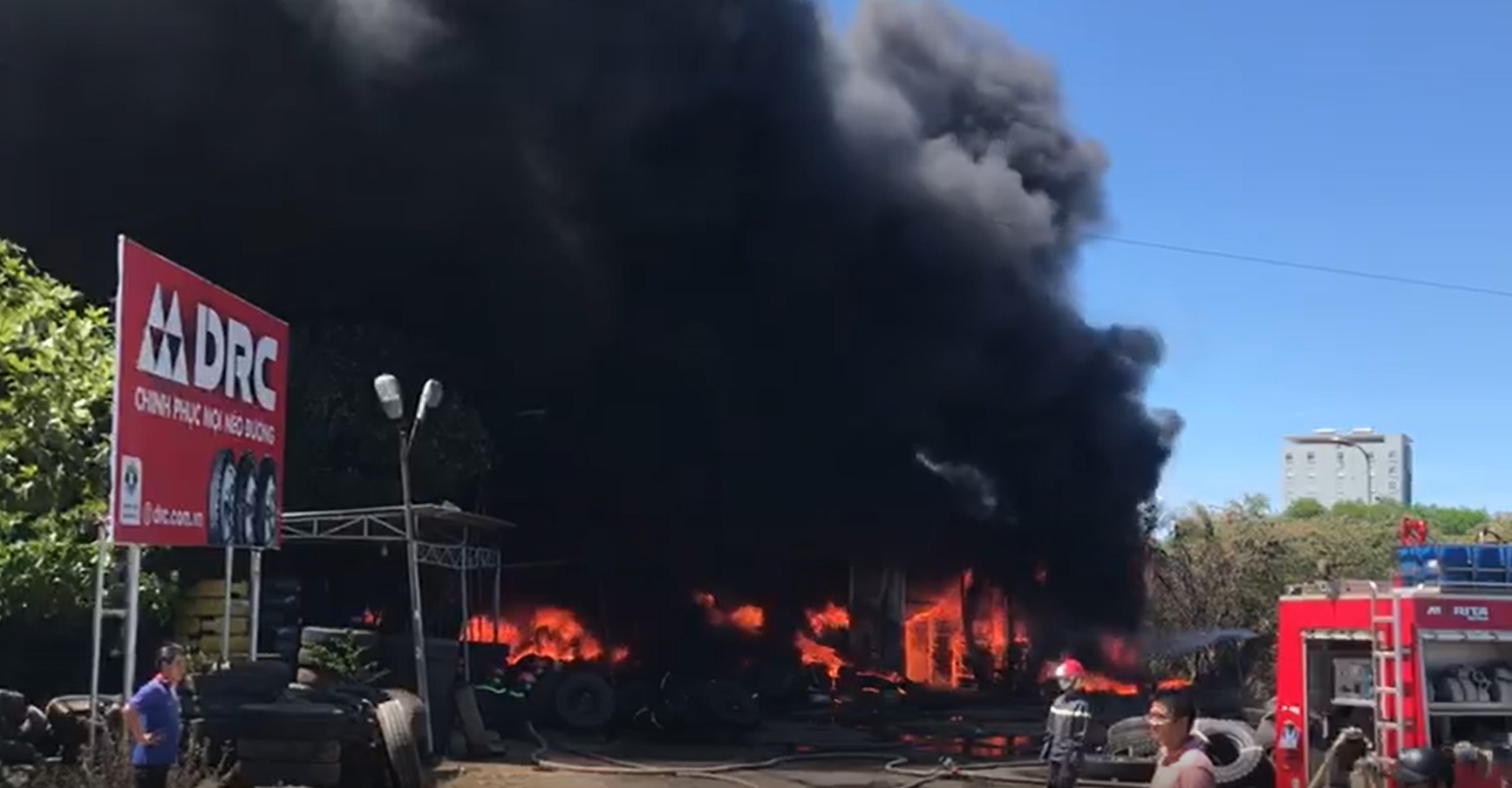 Cot khoi cao hang tram met o vu chay kho chua lop oto hinh anh