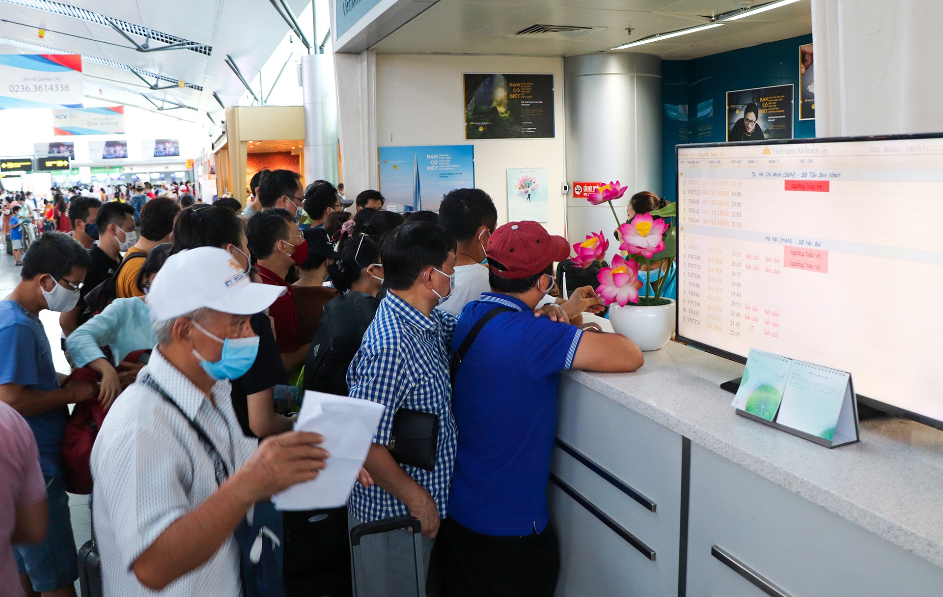 du khach tap nap o san bay Da Nang anh 8