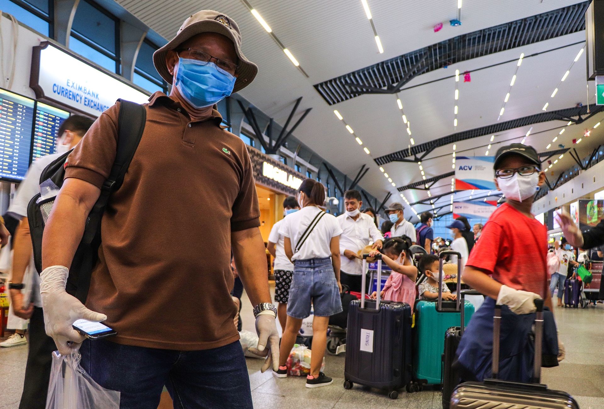 du khach tap nap o san bay Da Nang anh 7